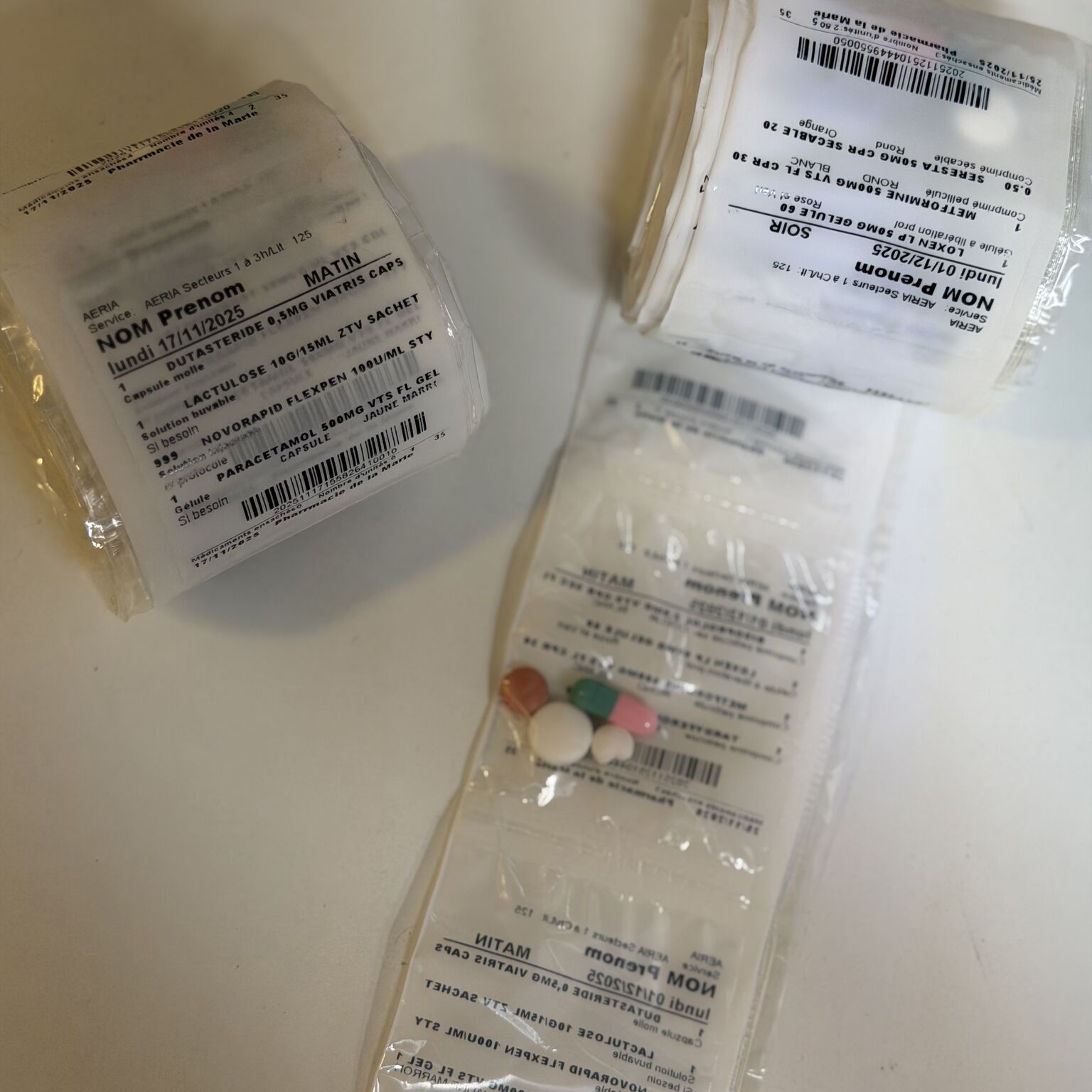 Deux rouleaux de sachets-doses PDA avec pilulier détaché