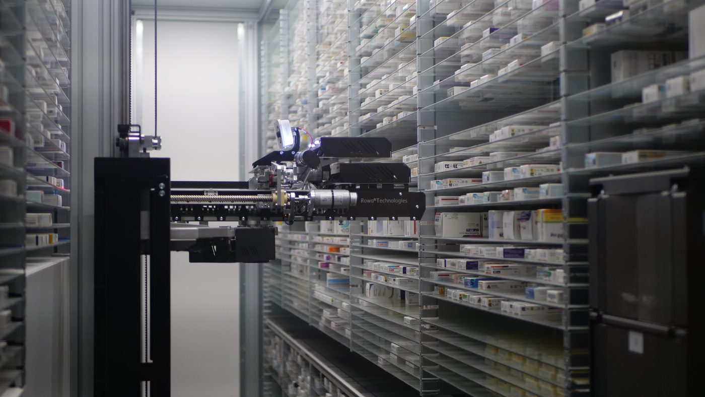 Bras robotisé Rowa Technologies dans les rayonnages