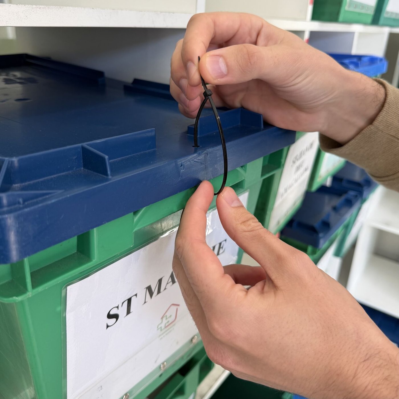 Scellage sécurisé d'un bac de livraison